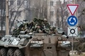 ロシア軍の車両。クリミア半島のアルムヤンスクで（2022年2月25日撮影）。(c)STRINGER / AFP