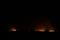 シリア・イドリブ県南部のハンシャイフンで、政府軍によるとされる爆撃で立ち上る爆炎と煙（2019年6月2日撮影）。(c)Anas AL-DYAB / AFP