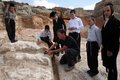 2007年9月23日、エルサレム（Jerusalem）北部で見つかった採石場で、イスラエル考古学庁の係官の周りに集まるユダヤ教超正統派の子どもたち。(c)AFP/MENAHEM KAHANA
