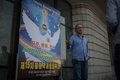 北朝鮮の首都・平壌で開かれた第15回平壌国際映画祭の会場入り口に立つフランス人監督フランソワ・マルゴラン氏（2016年9月23日撮影）。(c)AFP/Ed Jones