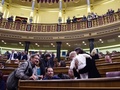 スペインで招集された下院議会で、赤ちゃんを連れて出席したカロリーナ・ベスカンサ議員（右、2016年1月13日撮影）。(c)AFP/PIERRE-PHILIPPE MARCOU