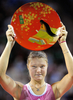 優勝トロフィーを掲げるディナラ・サフィナ。（2008年9月21日撮影）(c)AFP/Toru YAMANAKA