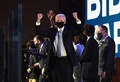 米デラウェア州ウィルミントンで、支持者らを前にポーズを取る次期大統領のジョー・バイデン氏（2020年11月7日撮影）。(c)Angela Weiss / AFP