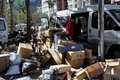中国・北京で「独身の日」の翌日に荷物の仕分けをする配達員（2021年11月12日撮影）。(c)Jade GAO / AFP
