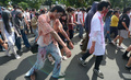 インドネシアの首都ジャカルタ（Jakarta）で27日、インドネシア・ゾンビ・クラブ（Indonesian Zombie Club、IZOC）のメンバー数百人がゾンビ姿で市内を行進した。ジャカルタは今月中旬に洪水に見舞われたことから、ゾンビ行進は洪水後の市内清掃の呼び掛けと被災者への募金を目的に企画された（2013年1月27日撮影）。(c)AFP/ADEK BERRY