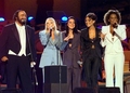 1998年6月9日、モデナ（Modena）で開催されたコンサート「パバロッティと仲間たち（Pavarotti and Friends）」で、スパイスガールズ（Spice Girls）とともにステージに立つルチアーノ・パバロッティ（Luciano Pavarotti、左）。(c)AFP