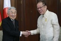 フィリピンの首都マニラのマラカニアン宮殿（大統領府）での会見に先立ち、ベニグノ・アキノ大統領と握手される天皇陛下（2016年1月27日撮影）。(c)AFP/ROMEO RANOCO