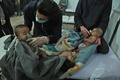 シリアの首都ダマスカス近郊の反体制派支配地区、東グータの仮設病院で、化学兵器によるものとみられる攻撃を受け、治療を受ける子どもら（2018年2月25日撮影）。(c)AFP PHOTO / HAMZA AL-AJWEH