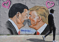 米国のドナルド・トランプ大統領（右）と中国の習近平国家主席を描いた、グラフィティアーティストのエメ・フリーシンカー氏の壁画（2020年4月28日撮影、資料写真）。(c)Photo by John MACDOUGALL / AFP