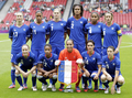 ロンドン五輪は3日、女子サッカー準々決勝の試合が英グラスゴー（Glasgow）のハムデン・パーク（Hampden Park）で行われ、フランスが2-1でスウェーデンを破り、初の4強入りを果たした。

試合前の写真撮影に臨むフランスの選手（2012年8月3日撮影）。(c)AFP/GRAHAM STUART