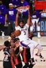 19-20NBAファイナル（7回戦制）第6戦、マイアミ・ヒート対ロサンゼルス・レイカーズ。ダンクシュートを決めるロサンゼルス・レイカーズのアンソニー・デイビス（2020年10月11日撮影）。(c)Mike Ehrmann/Getty Images/AFP