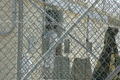 キューバのグアンタナモ（Guantanamo）米海軍基地内にあるテロ容疑者収容施設で、独房前に立つ収容者（2008年7月23日撮影）。(c)AFP/Randall Mikkelsen