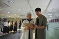 韓国ソウルのモデル養成校で、話をするチョ・スンファさん（左、2019年6月11日撮影）。(c)Jung Yeon-je / AFP
