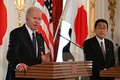 東京・元赤坂の迎賓館で会談後、共同記者会見を行うジョー・バイデン米大統領（左）と岸田文雄首相（2022年5月23日撮影）。 (c)SAUL LOEB / AFP
