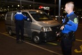 スイス・ジュネーブの空港に到着した車を検査する治安部隊（2015年12月10日撮影）。(c)AFP/Richard Juilliart
