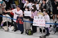 成田国際空港で、第5回ワールド・ベースボール・クラシック日本代表メンバーの到着を待つファン（2023年3月23日撮影）。(c)Kazuhiro NOGI / AFP