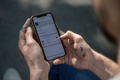 SNSで「宝探し」の告知をするスティーブ・ワスターバル氏。米ニューヨークのブルックリンで（2021年5月25日撮影）。(c)Ed JONES / AFP