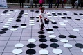 巨大囲碁を抱えながら局面を考えるちびっこ棋士（2018年11月12日撮影）。(c)CNS/王中挙