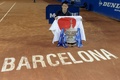 男子テニス、バルセロナ・オープン、シングルス決勝。トロフィーを手にする錦織圭（2015年4月26日撮影）。(c)AFP/JOSEP LAGO
