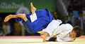 リオデジャネイロ五輪、柔道女子57キロ級3位決定戦で連珍羚（右）と対戦する松本薫（2016年8月8日撮影）。(c)AFP/Toshifumi KITAMURA