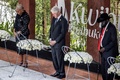 ルワンダの首都キガリで、ルワンダ虐殺30周年の式典で花の前に立つビル・クリントン元米大統領（中央、2024年4月7日撮影）。(c)LUIS TATO / AFP