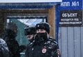 ロシア・ケメロボ州べロボ近郊のリストバシュナヤ炭鉱近くで警備に当たる警官（2021年11月25日撮影）。(c)Alexander Patrin / AFP