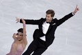 フィギュアスケート・グランプリ（GP）シリーズ第5戦、エリック ・ボンパール杯（Trophee Eric Bompard 2013）アイスダンス・ショートダンス（SD）。演技に臨むエレーナ・イリニフ（Elena Ilinykh）/ ニキータ・カツァラポフ（Nikita Katsalapov）組（2013年11月15日撮影）。(c)AFP/KENZO TRIBOUILLARD