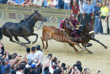 裸馬が疾走、イタリア伝統競馬「パリオ」 写真15枚 国際ニュース