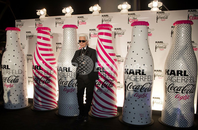 カール・ラガーフェルド、｢ダイエット・コーク｣のボトルをデザイン