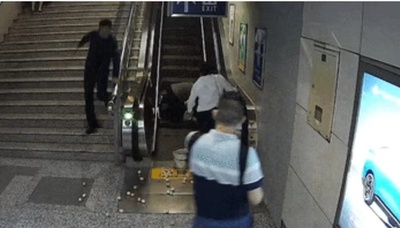 転倒したお年寄りを助けた男性 腎臓結石が排出され話題に 中国江蘇