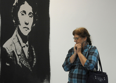 肖像画に遺灰を使用、お騒がせアーティストの個展 チェコ