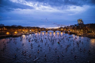 パリのセーヌ川でパドルレース、1000人参加