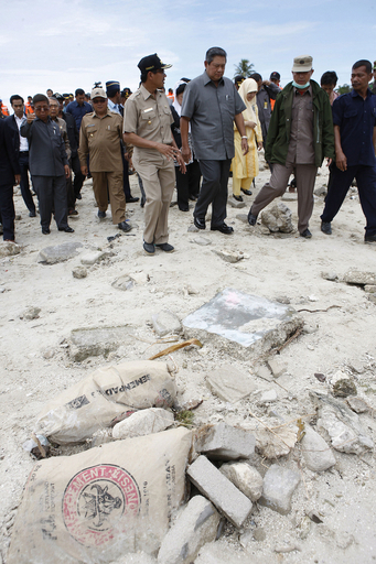 インドネシア津波の死者370人に、警報システム機能せず