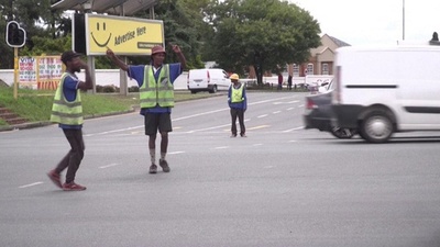 電力危機の南ア、停電でホームレスが交通整理