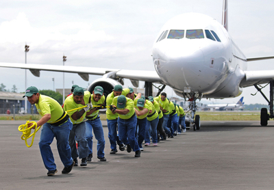 真剣勝負、飛行機を5分で25メートル引っ張れ！