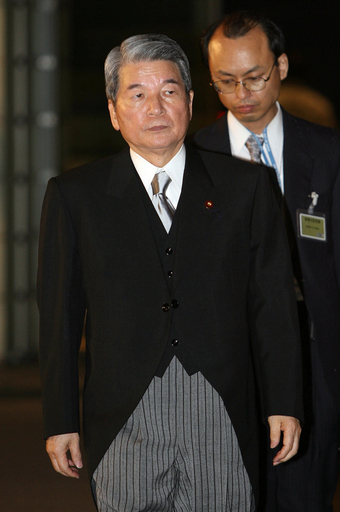 柳沢厚生労働相、問題発言、女性は「産む機械」 - 東京