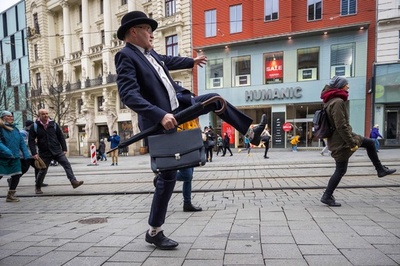 【今日の1枚】仲間と歩けば恥ずかしくない「シリー・ウオーク」 チェコ