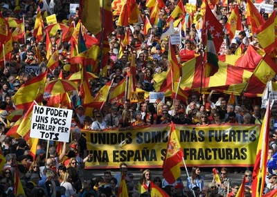 カタルーニャで独立反対派がデモ 支持派に対抗