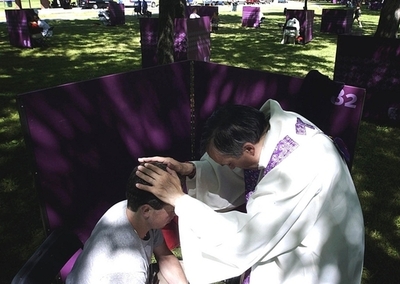 聖職者にだって罪はある？カトリック司祭ら5500人が互いにざんげ フィリピン