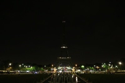 パリのエッフェル塔が消灯、ロンドン襲撃事件の犠牲者を追悼