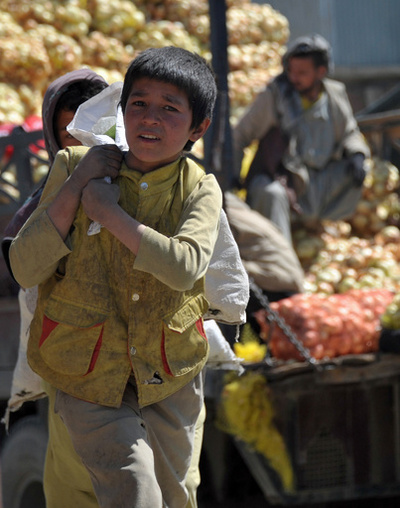 アフガニスタン児童、40万人以上が通学を断念か 国際NGO