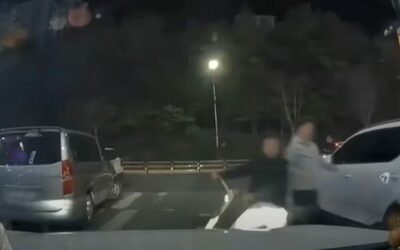 若者の電動キックボード、一方通行逆走で車と事故…韓国・相手を怒らせた「その親の言いわけ」