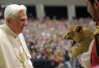 ローマ法王、赤ちゃんライオンとご対面
