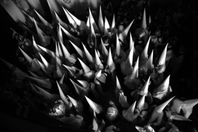 【今日の1枚】とんがり帽子で行進 スペイン