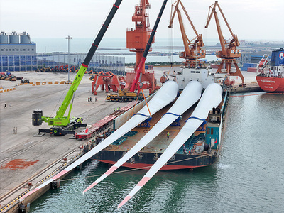 中国山東省煙台港で長さ153メートルの洋上風力発電用ブレードのつり上げ・船積み完了