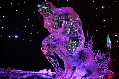 シャンゼリゼ通りに「氷のパリ」が登場