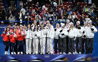 粗い表彰台で靴のブレード破損、日本が五輪委に抗議 フィギュア団体戦