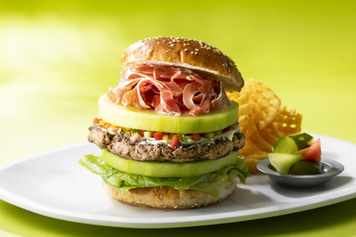 【コートヤード・バイ・マリオット 新大阪ステーション】夏限定！前菜の定番“生ハムメロン”をハンバーガーに「JAMÓN SERRANO & MELON BURGER」を発売
