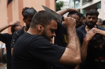 鎖や刃物で自分をむち打つ姿も…イスラム教シーア派の儀式 インド