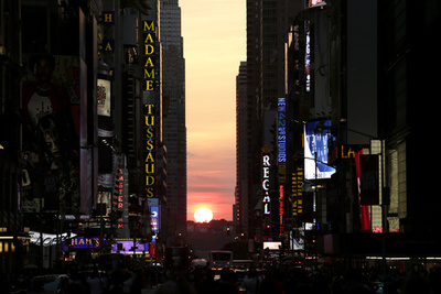 夏のニューヨーク名物「マンハッタンヘンジ」に歩行者殺到